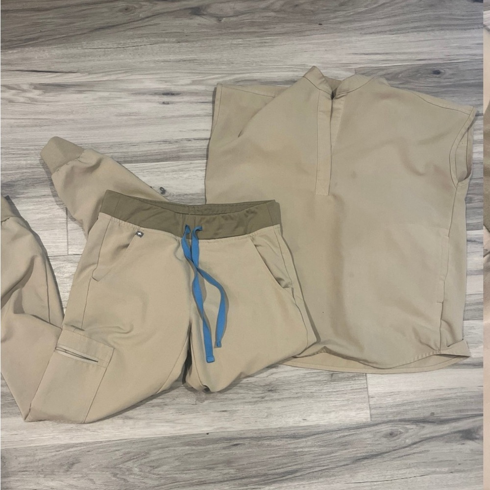 Set of figs scrubs